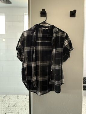 Black & White Plaid Short-Sleeve Shirt